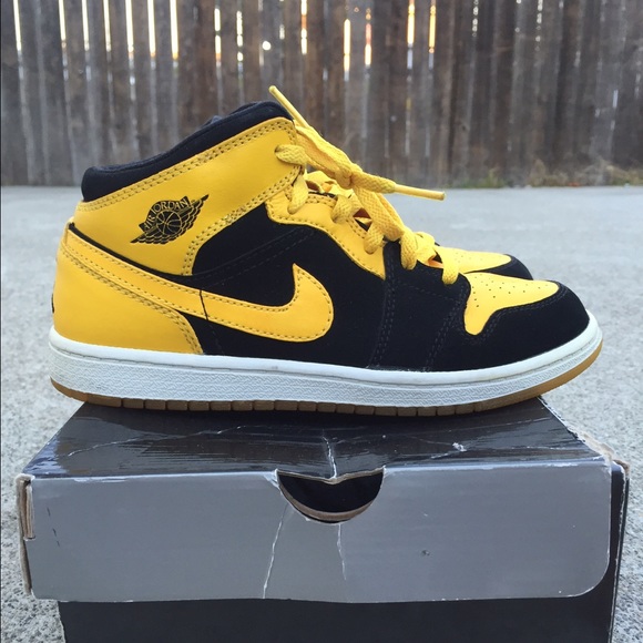🐝SOLD🐝New Love 1s - Picture 2 of 4