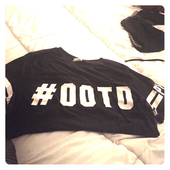 PINK #OOTD varsity t-shirt