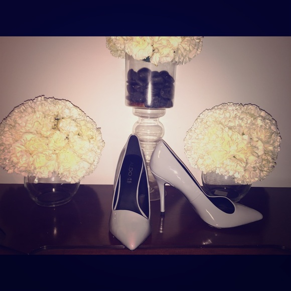 Light gray Aldo pump