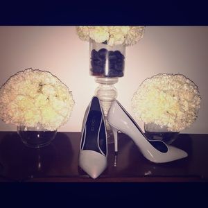 Light gray Aldo pump