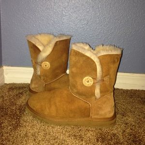 Bailey Button Uggs (tan)