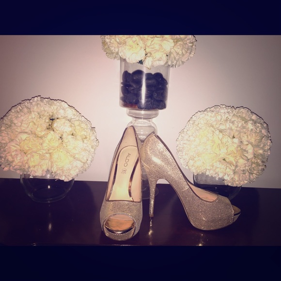 Gold Aldo shimmer peekaboo toe heel