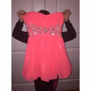 BEAUTIFUL PEACH STRAPLESS DRESS!