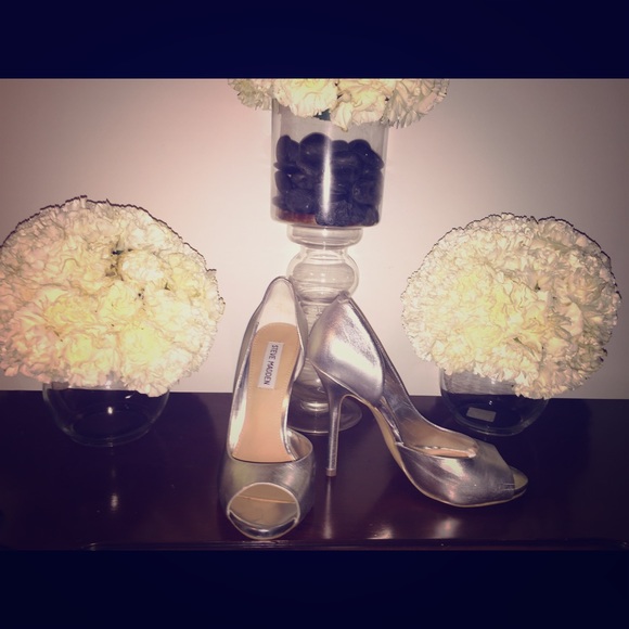 Leather Silver Steve madden peekaboo heel