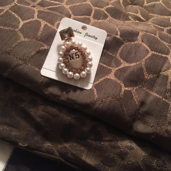 Brooch inspired beautiful nwt pearls and stones