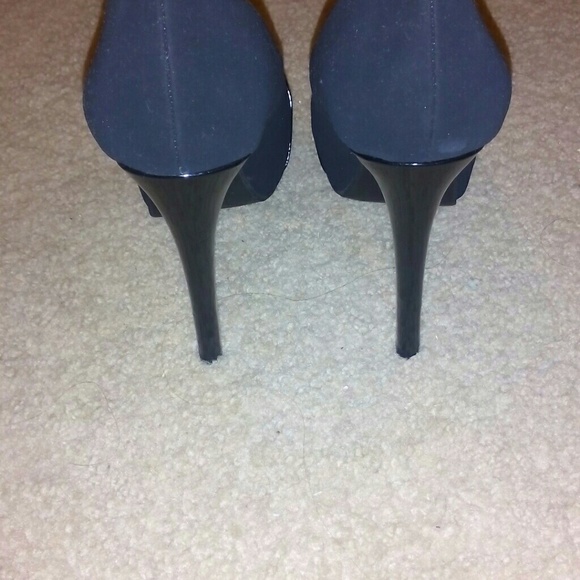Black heels . Never worn - Picture 2 of 3