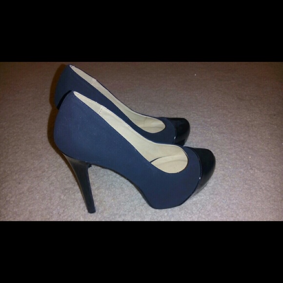 Black heels . Never worn - Picture 3 of 3