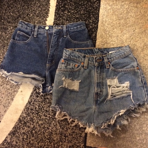1 Pair of Vintage High Waist Shorts (Guess)