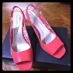 👠Tahari coral peep toe sling heels👠