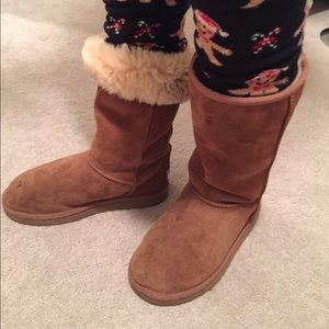 Ugg Boots Chestnut - smoke and pet free.