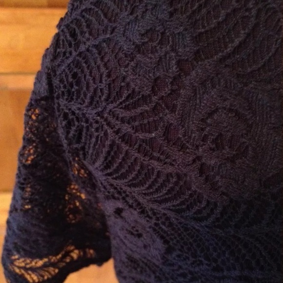 Leo and Nicole Navy Blue Eyelet Top Size Small - Picture 2 of 4