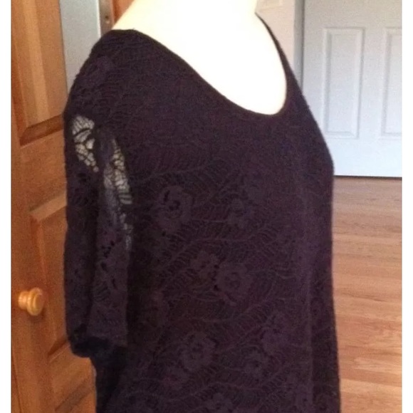 Leo and Nicole Navy Blue Eyelet Top Size Small - Picture 3 of 4