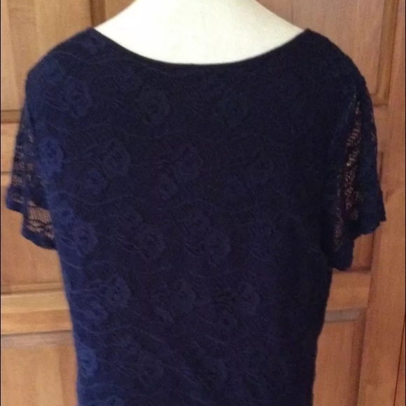 Leo and Nicole Navy Blue Eyelet Top Size Small - Picture 4 of 4