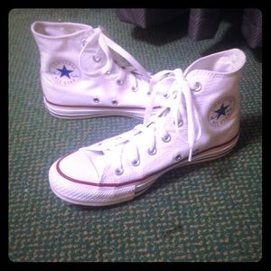 WHITE HIGHTOP CONVERSE😍