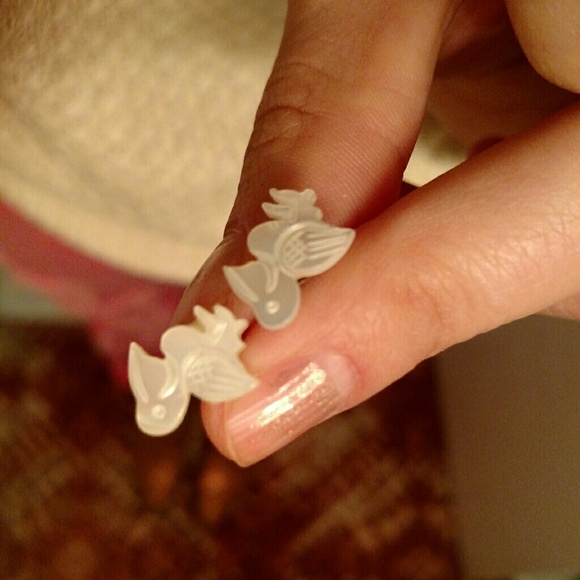 Shell pelican studs