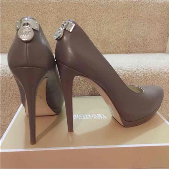 Michael Kors Taupe Hamilton Pump - Picture 3 of 4