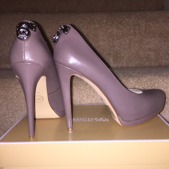 Michael Kors Taupe Hamilton Pump - Picture 4 of 4