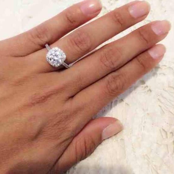 Jewelry - { New } Stunning engagement ring