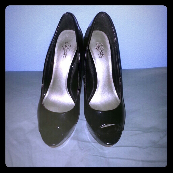 City street classic black pumps