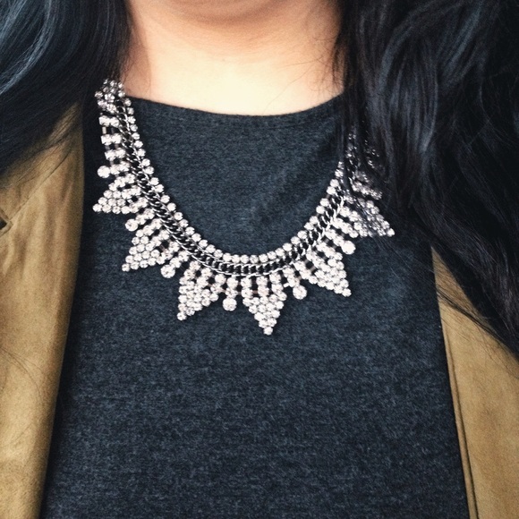Jewelry - HP🎉 Silver Geo Bib Statement Necklace