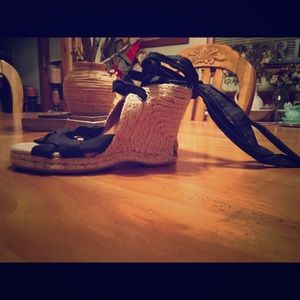 Wedge espadrilles. Black upper and ankle tie