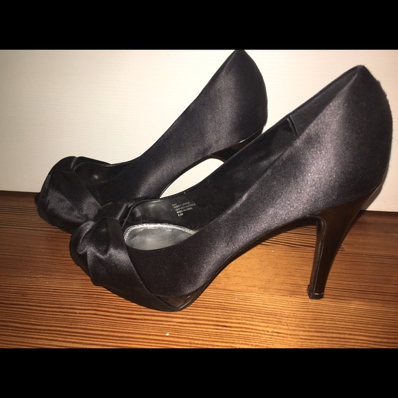White House Black Market Rae Peep Toe Heel