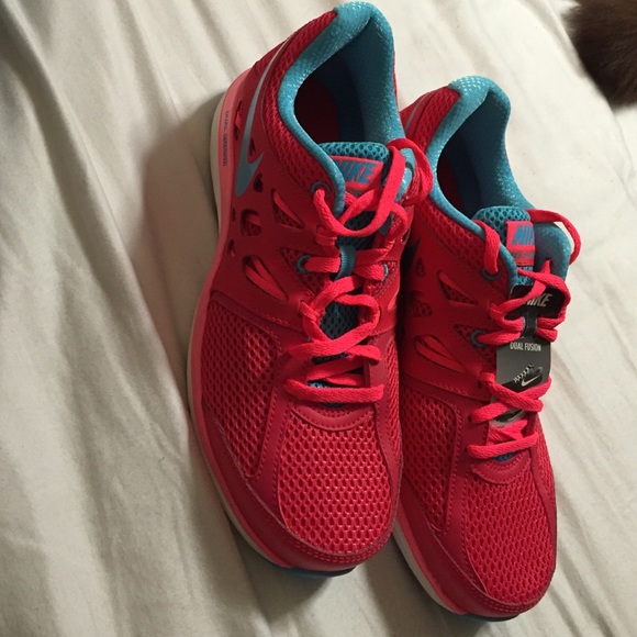 Nike Dual Fusion tennis shoes