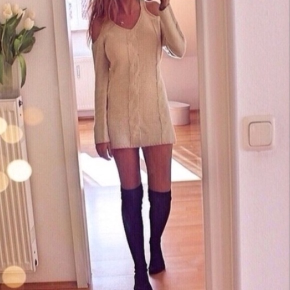 Sweaters - ⚫️BLACK FRIDAY Cream cold shoulder sweater