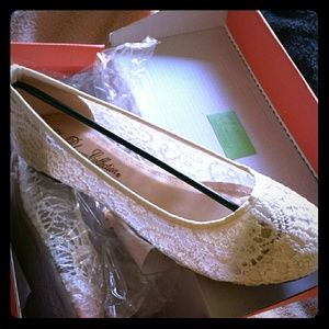 De blossom lace slip ons