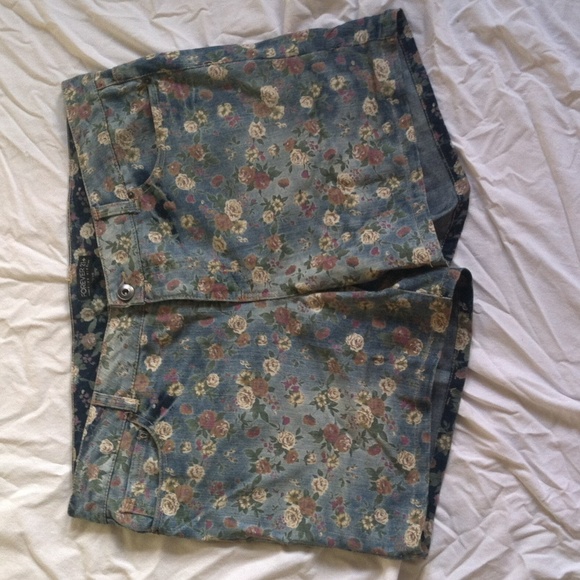 Forever 21 Plus Size 18 floral shorts