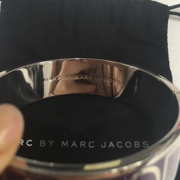 📦SOLD📦 Marc Jacobs logo purple silver bangle - Picture 2 of 3