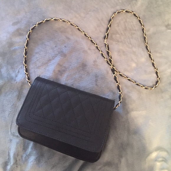 Handbags - Black quilted chain strap bag
