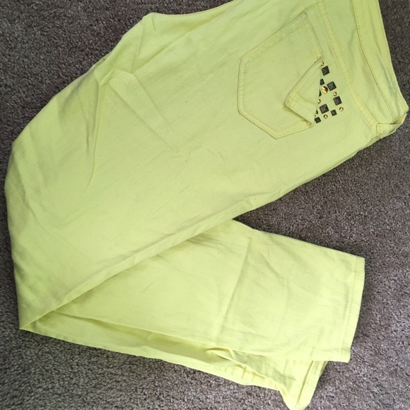 Yellow skinny jeans
