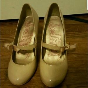 Size 6 nude heels with bow!