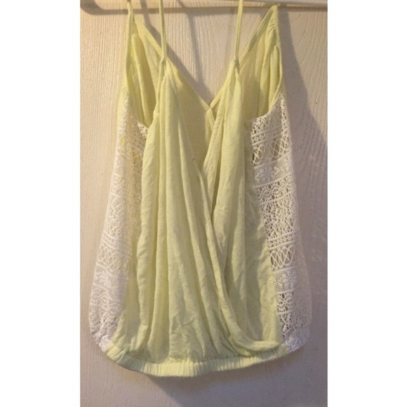 Yellow "crop" top with white detail on the sides - Picture 2 of 4