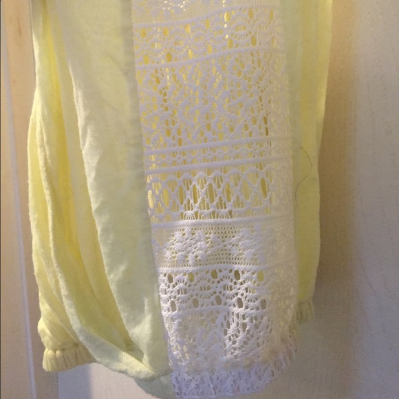 Yellow "crop" top with white detail on the sides - Picture 4 of 4