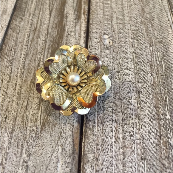 Vintage Jewelry - Gorgeous Vintage flower brooch