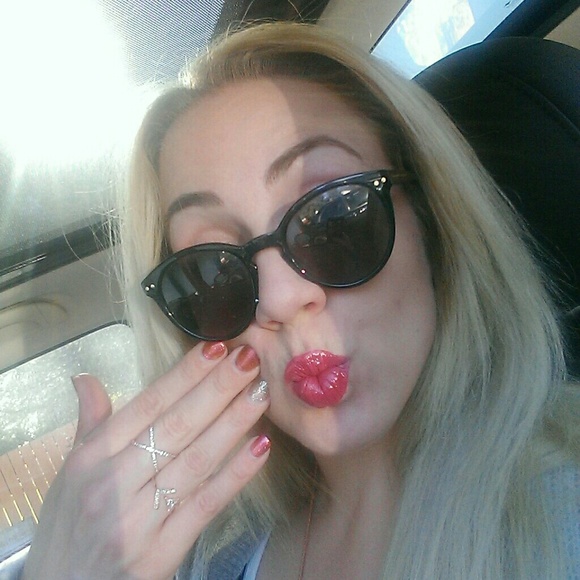 ❤Meet Your Posher, Andrea 😘 - Picture 2 of 2