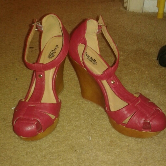 Shoes - Picture 3 of 4