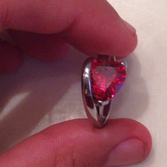 Sterling silver plated ring with heart crystal. - Picture 2 of 3