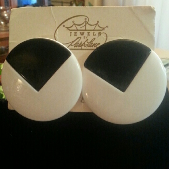 Opposites attract Pierced earrings