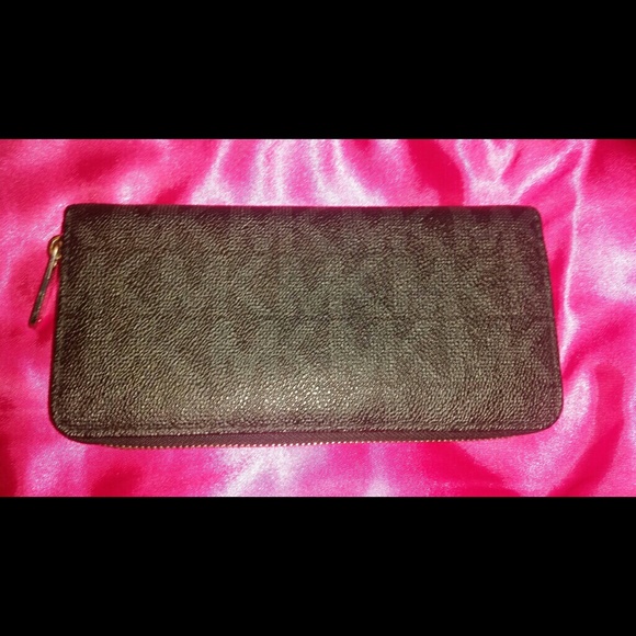 🚫SOLD🚫 Michael Kors Full Size Zip Wallet - Picture 2 of 4