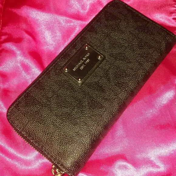 🚫SOLD🚫 Michael Kors Full Size Zip Wallet - Picture 4 of 4
