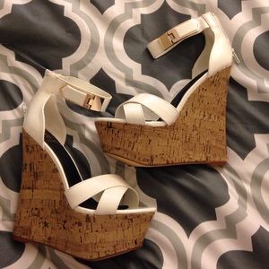 Cute white wedges 7.5