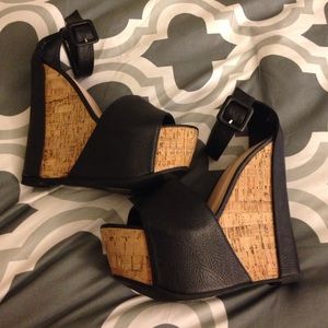 Cute black wedges 7.5