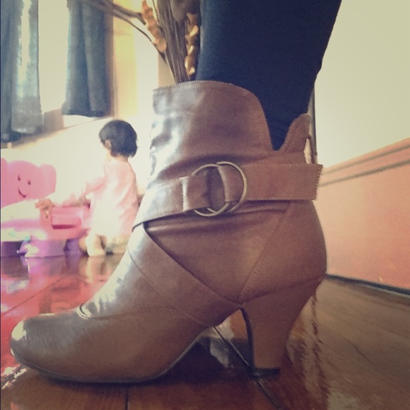 Charlotte russe size 8 cognac booties
