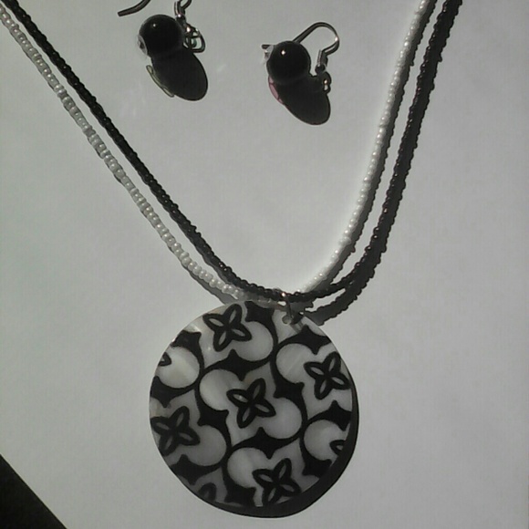 New black and white shell necklace and earrings - Picture 2 of 2
