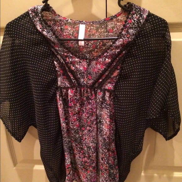 Cute short sleeved floral blouse - Picture 1 of 2