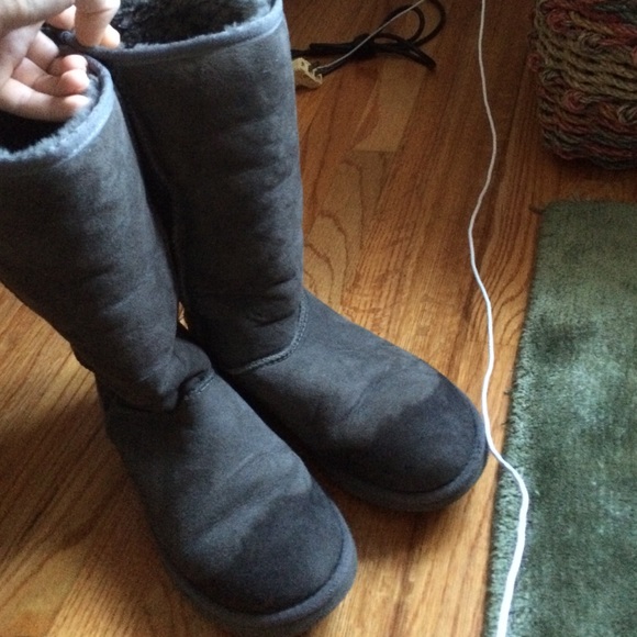 GREY UGGS