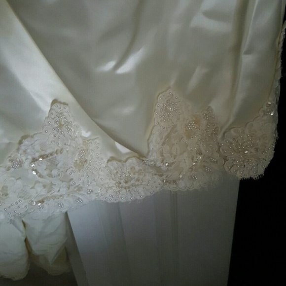 WEDDING DRESS - Picture 2 of 4